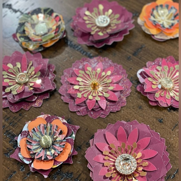 8 Pcs Hand Crafted Paper Flowers for gifts or journaling Walls scrapbooking - Picture 3 of 7